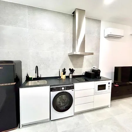 Comfort Near Metro, 2 Bed, 1 Bath Apartment *