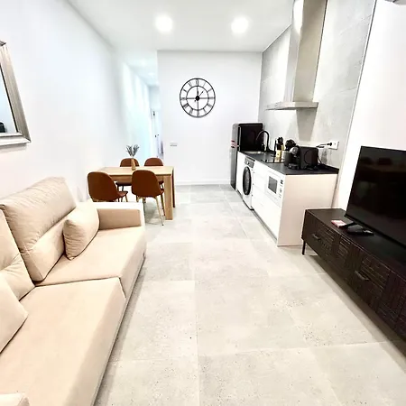 Comfort Near Metro, 2 Bed, 1 Bath Valencia