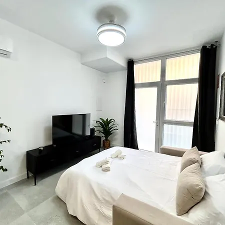 Comfort Near Metro, 2 Bed, 1 Bath Apartment *