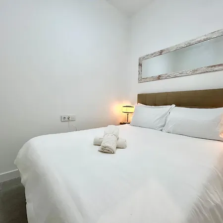 Comfort Near Metro, 2 Bed, 1 Bath Apartment *