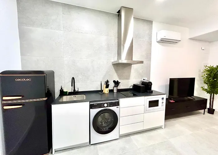 Comfort Near Metro, 2 Bed, 1 Bath Apartment *