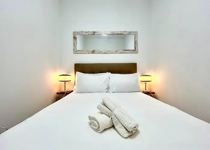 Comfort Near Metro, 2 Bed, 1 Bath Apartment