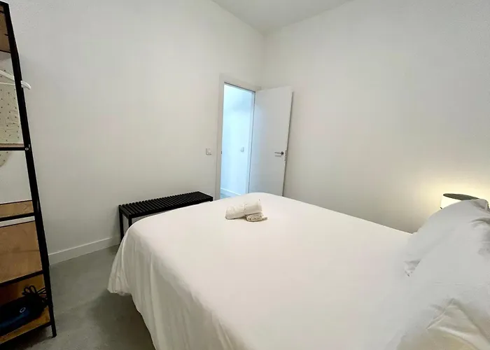 Comfort Near Metro, 2 Bed, 1 Bath Valencia